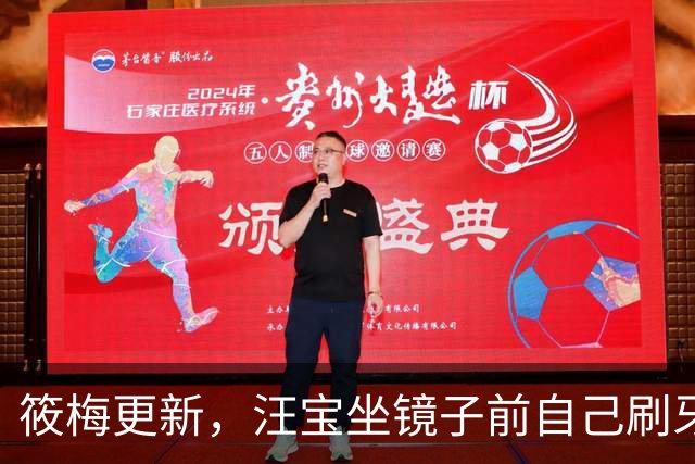 筱梅更新，汪宝坐镜子前自己刷牙，模样可爱又喜庆！太招人稀罕了